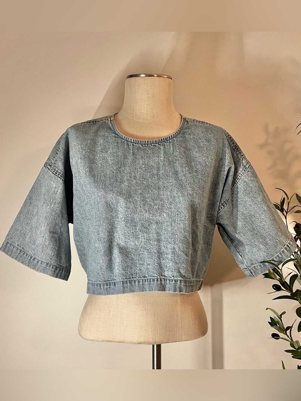 NWOT GAP Cropped Light Wash Denim Boxy Top With Button Back
